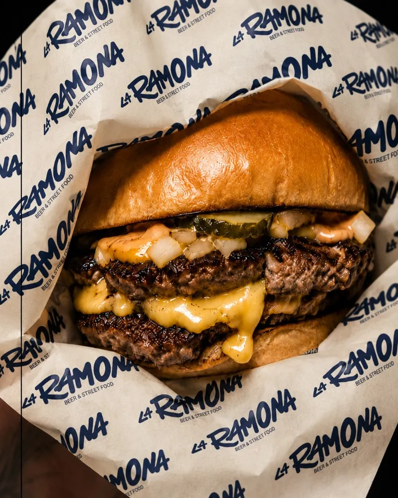 Burger La Ramona en papel parafinado